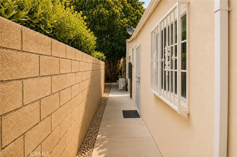 17144 Burton Street Lake Balboa, CA 91406