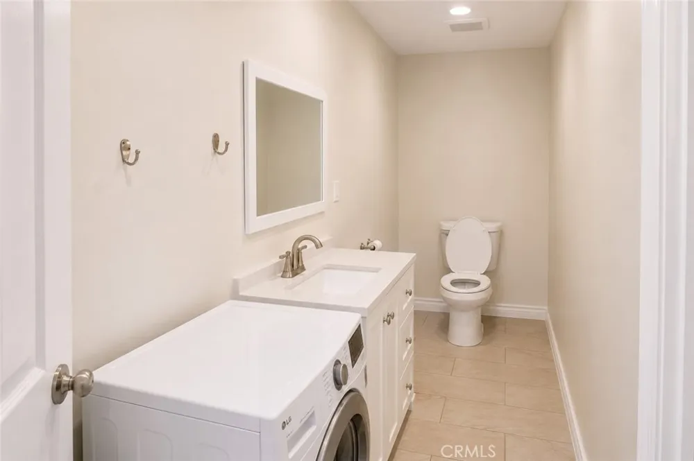 17144 Burton Street Lake Balboa, CA 91406