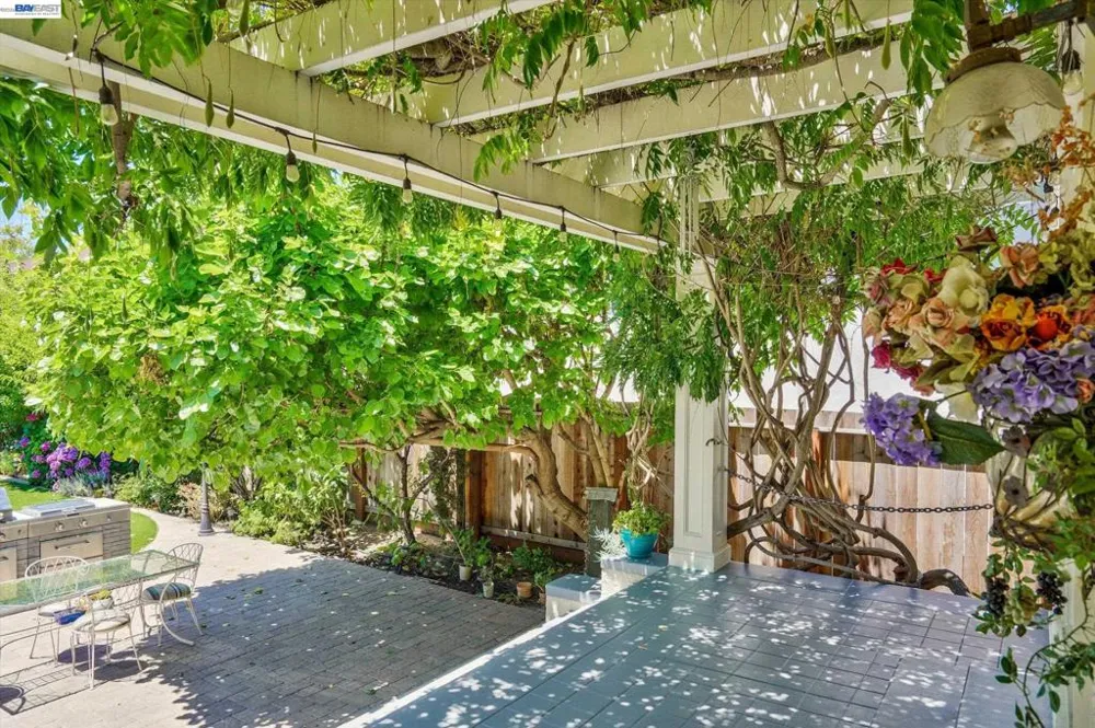2056 Santa Clara Ave Alameda, CA 94501