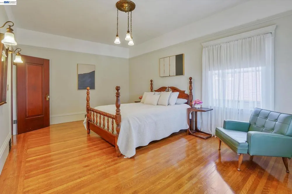 2056 Santa Clara Ave Alameda, CA 94501
