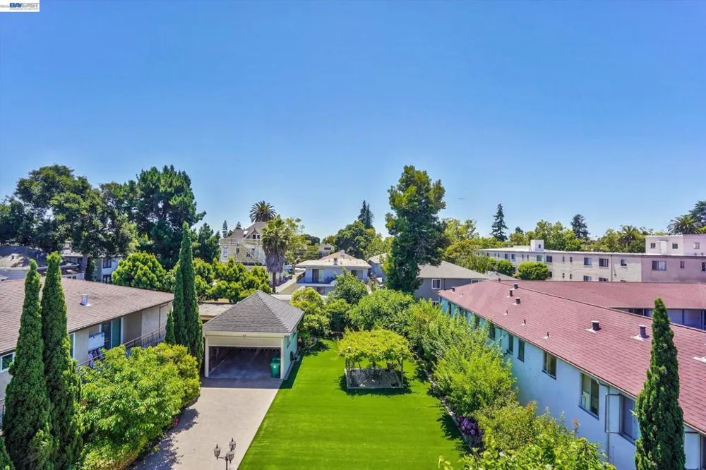 2056 Santa Clara Ave Alameda, CA 94501