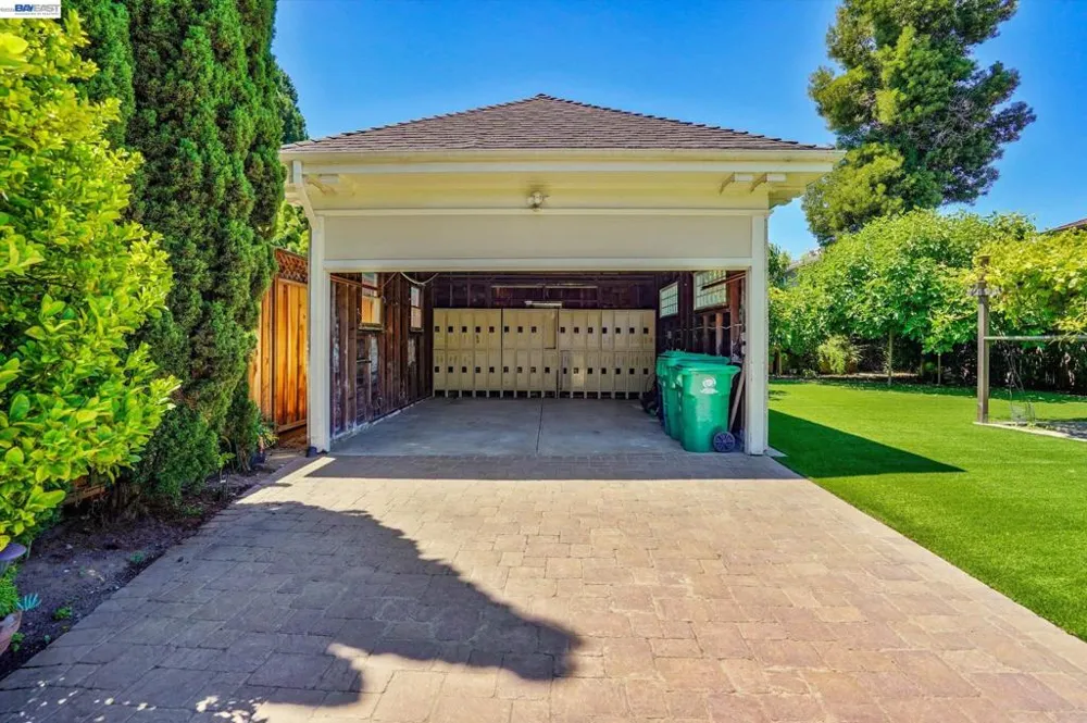 2056 Santa Clara Ave Alameda, CA 94501