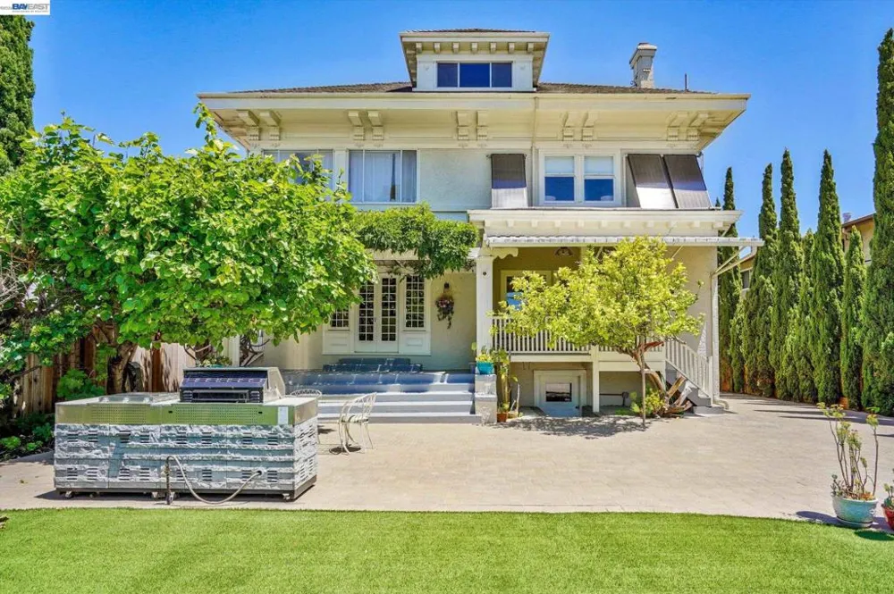 2056 Santa Clara Ave Alameda, CA 94501