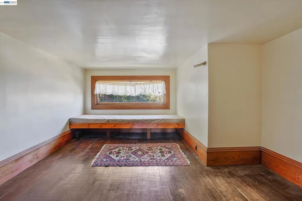 2056 Santa Clara Ave Alameda, CA 94501
