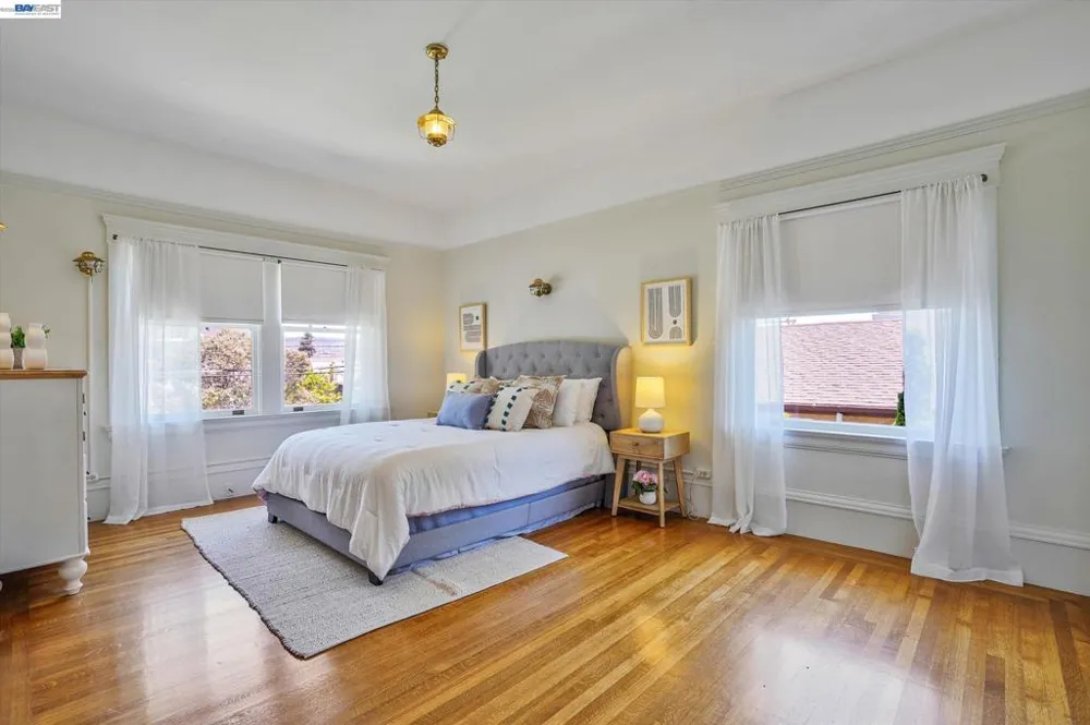 2056 Santa Clara Ave Alameda, CA 94501