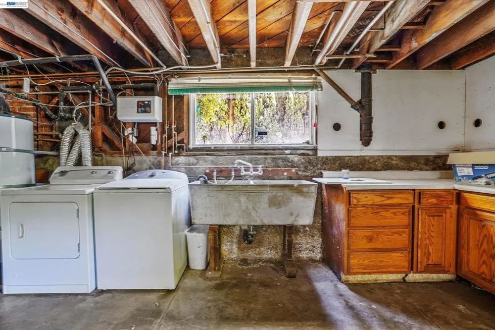 2056 Santa Clara Ave Alameda, CA 94501
