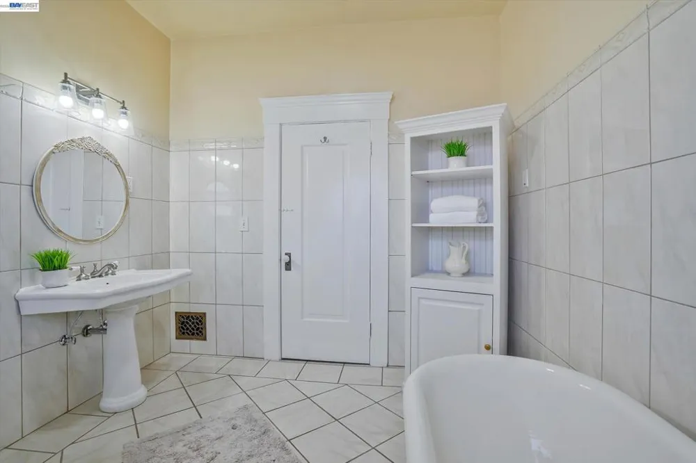 2056 Santa Clara Ave Alameda, CA 94501