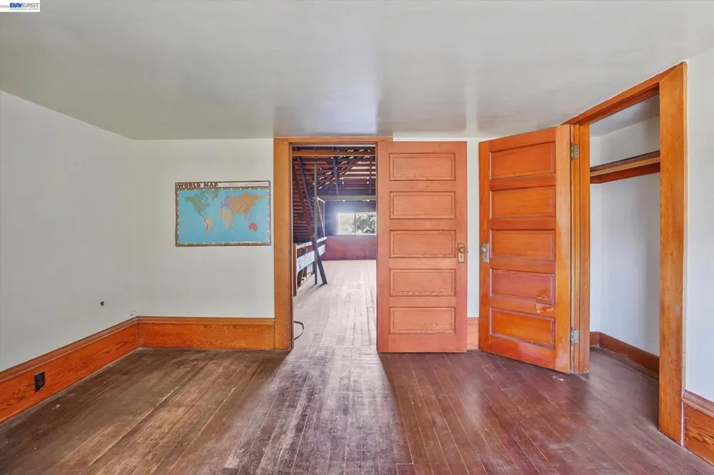 2056 Santa Clara Ave Alameda, CA 94501