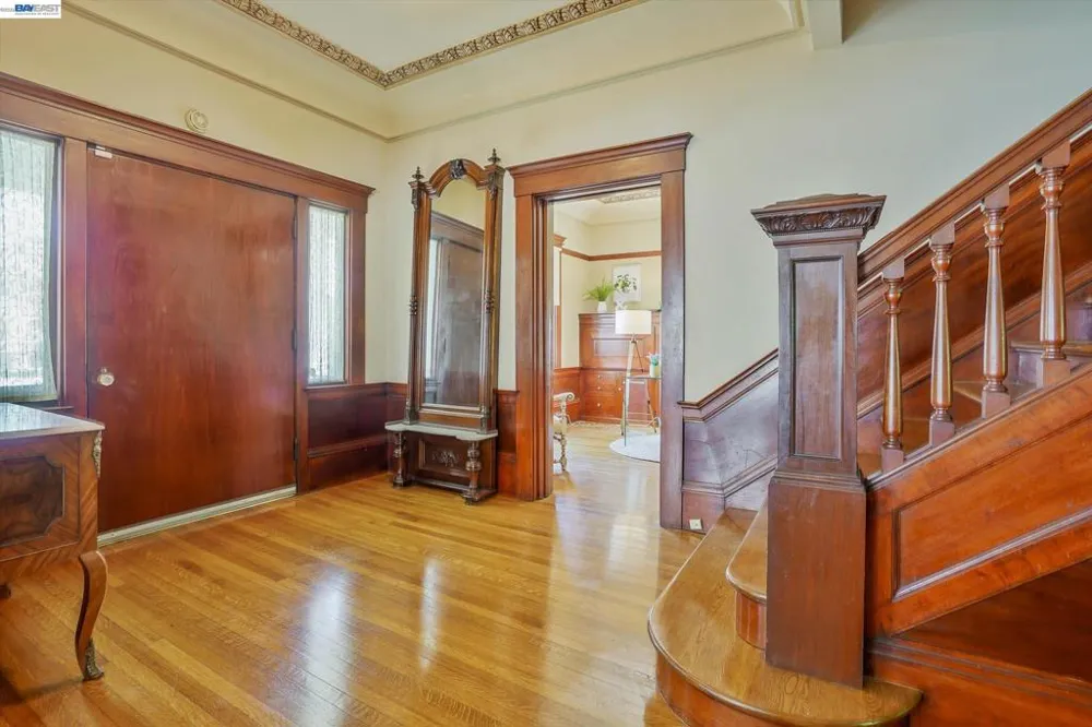 2056 Santa Clara Ave Alameda, CA 94501