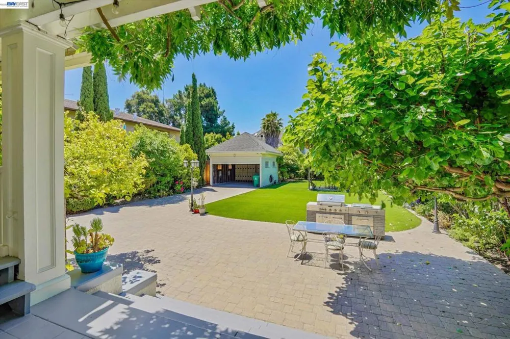 2056 Santa Clara Ave Alameda, CA 94501