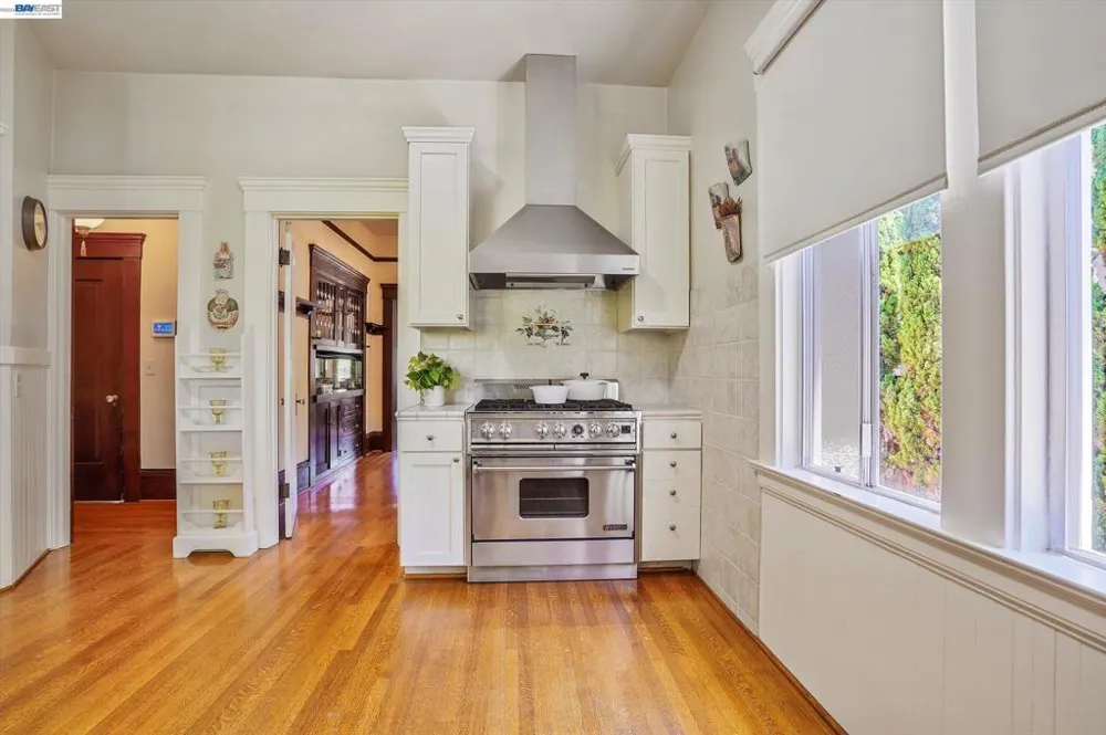 2056 Santa Clara Ave Alameda, CA 94501