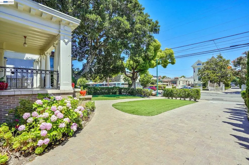 2056 Santa Clara Ave Alameda, CA 94501