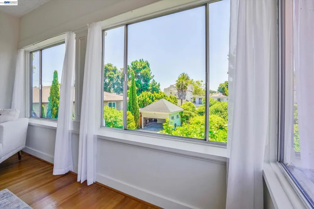 2056 Santa Clara Ave Alameda, CA 94501