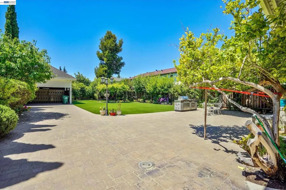 2056 Santa Clara Ave Alameda, CA 94501