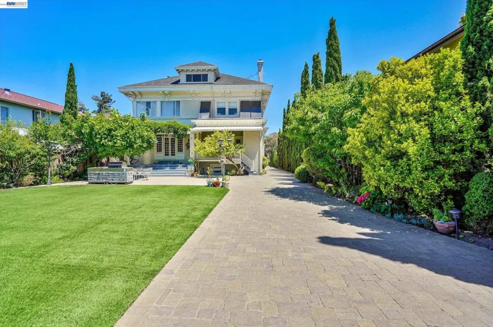 2056 Santa Clara Ave Alameda, CA 94501