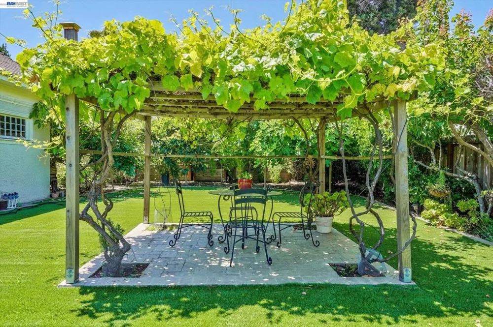 2056 Santa Clara Ave Alameda, CA 94501