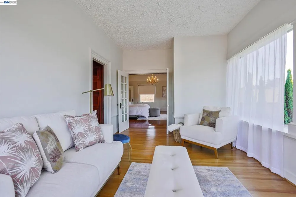 2056 Santa Clara Ave Alameda, CA 94501