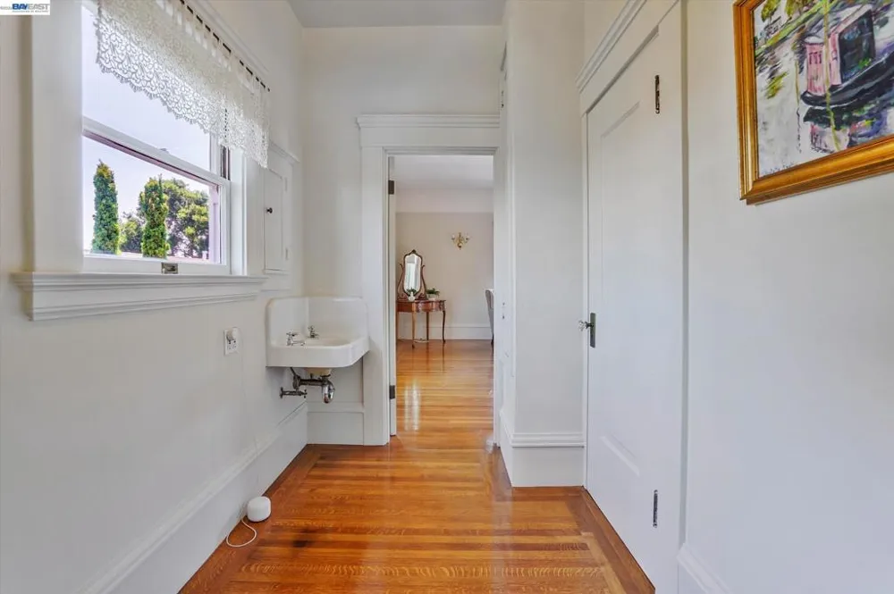 2056 Santa Clara Ave Alameda, CA 94501