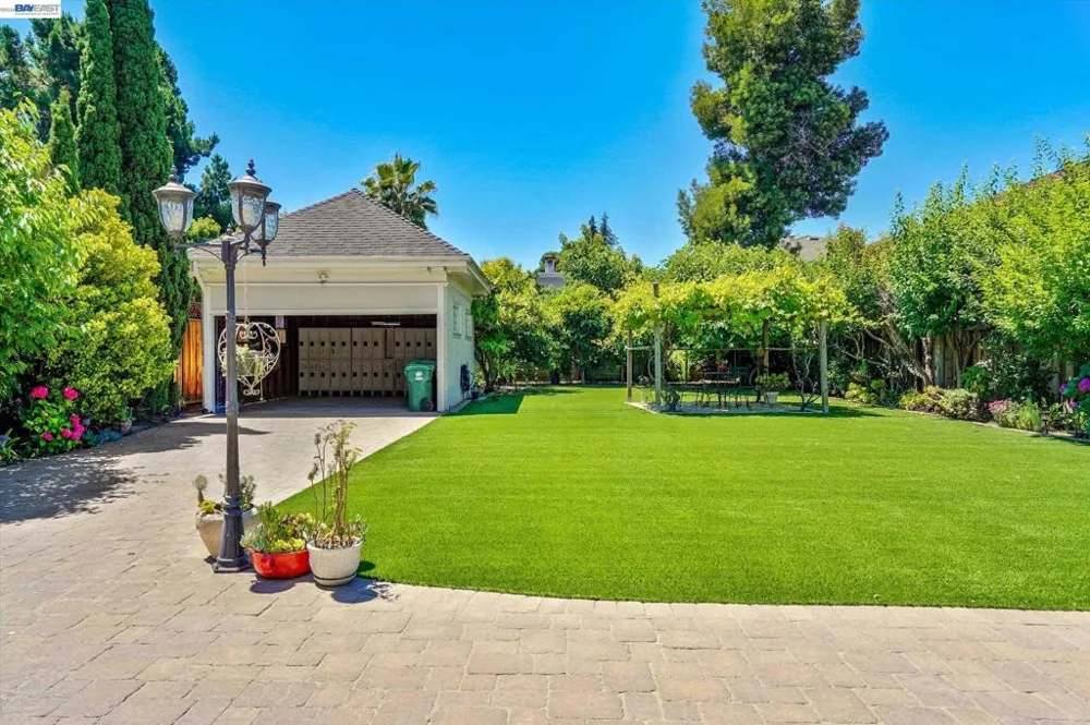 2056 Santa Clara Ave Alameda, CA 94501