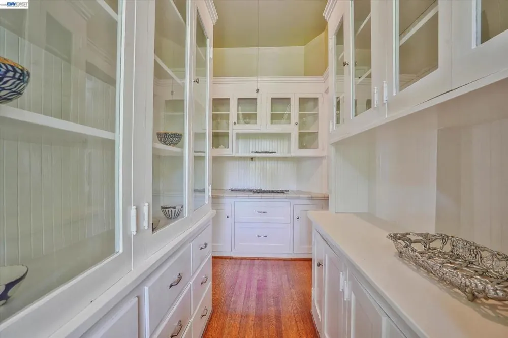 2056 Santa Clara Ave Alameda, CA 94501