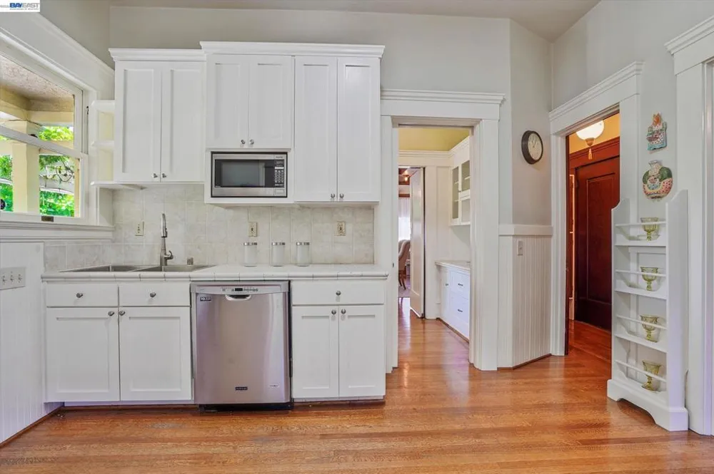 2056 Santa Clara Ave Alameda, CA 94501