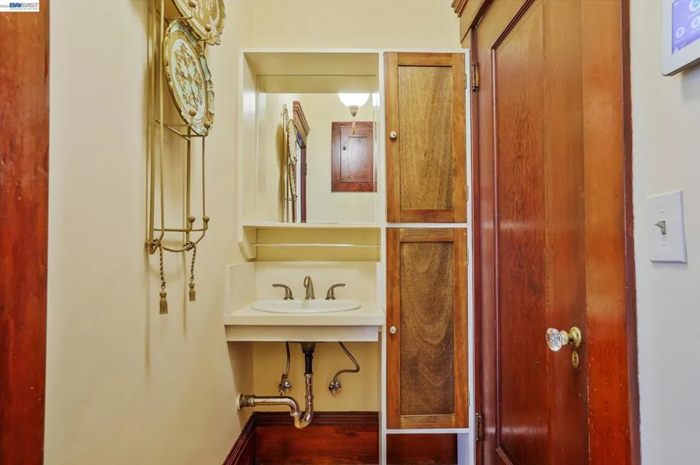 2056 Santa Clara Ave Alameda, CA 94501