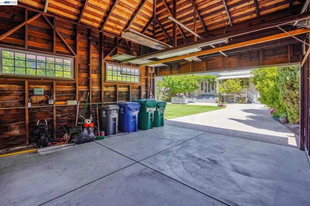 2056 Santa Clara Ave Alameda, CA 94501