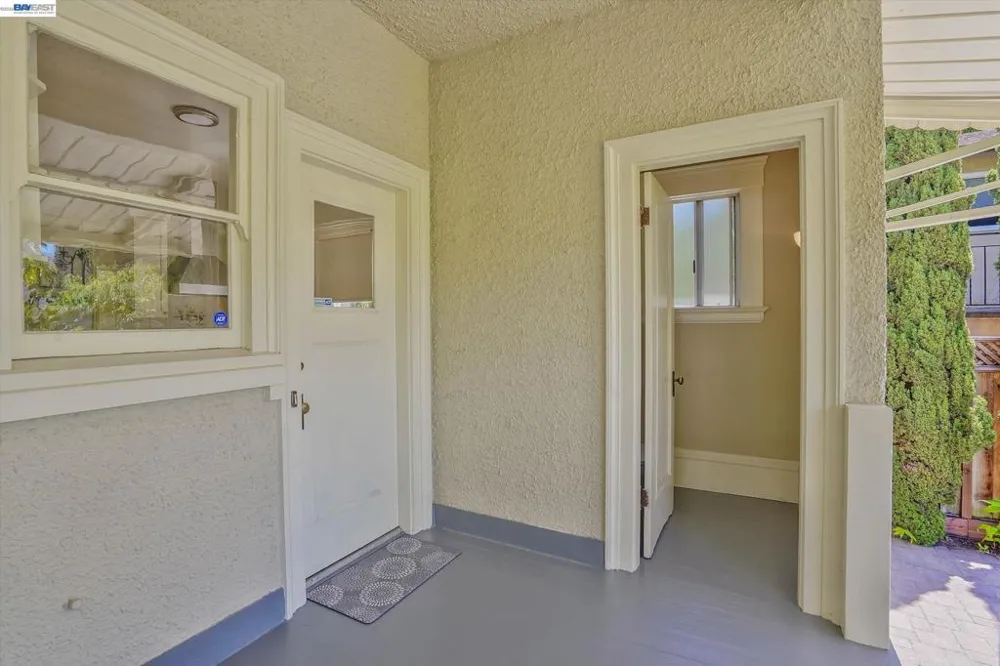 2056 Santa Clara Ave Alameda, CA 94501