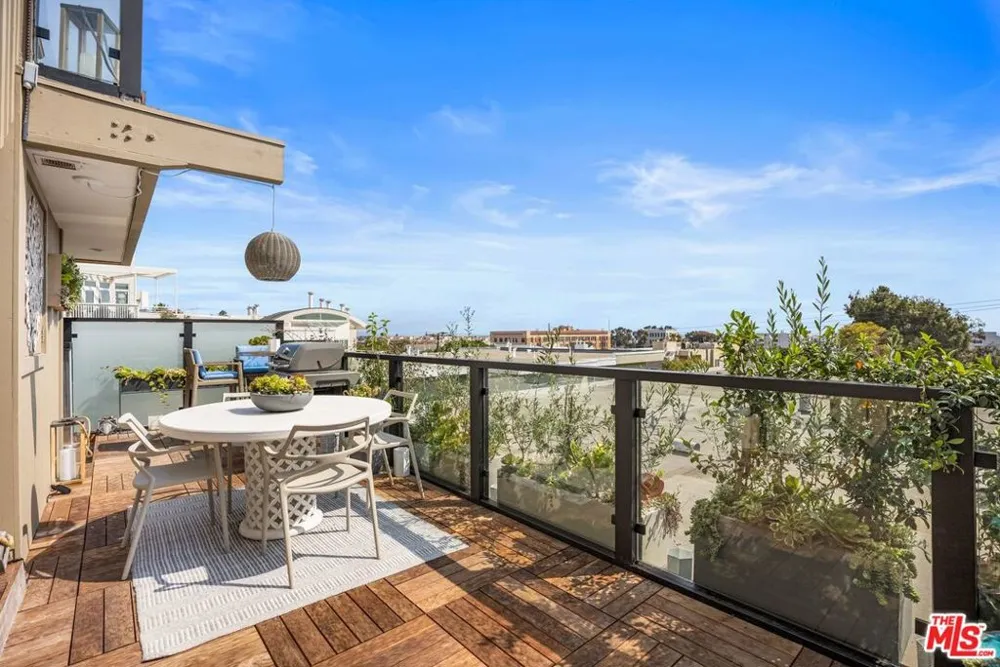 302 Ashland Avenue #301 Santa Monica, CA 90405