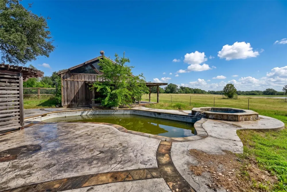 10100 Harmon School Road Burton, TX 77835