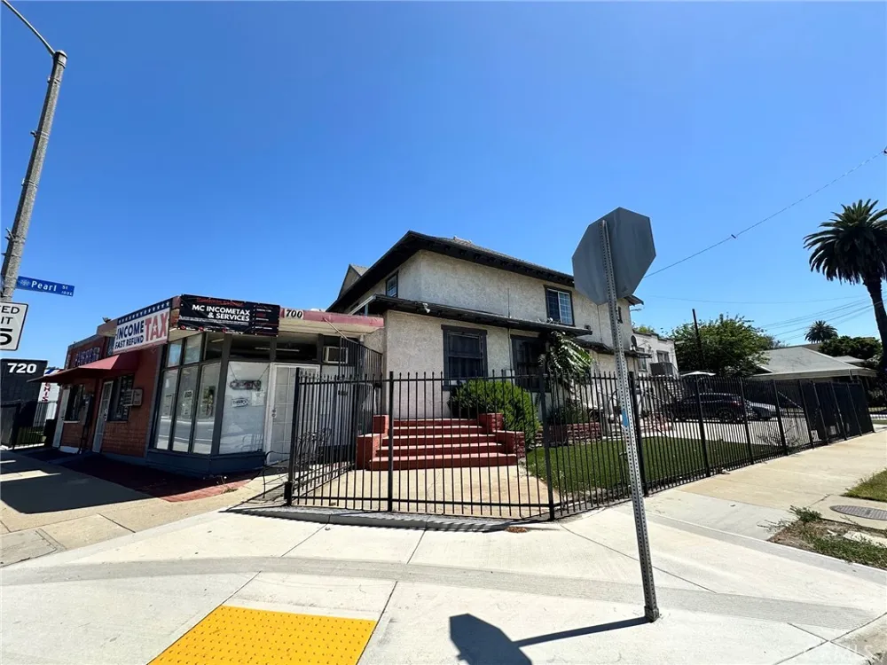 702 Garey Pomona, CA 91767