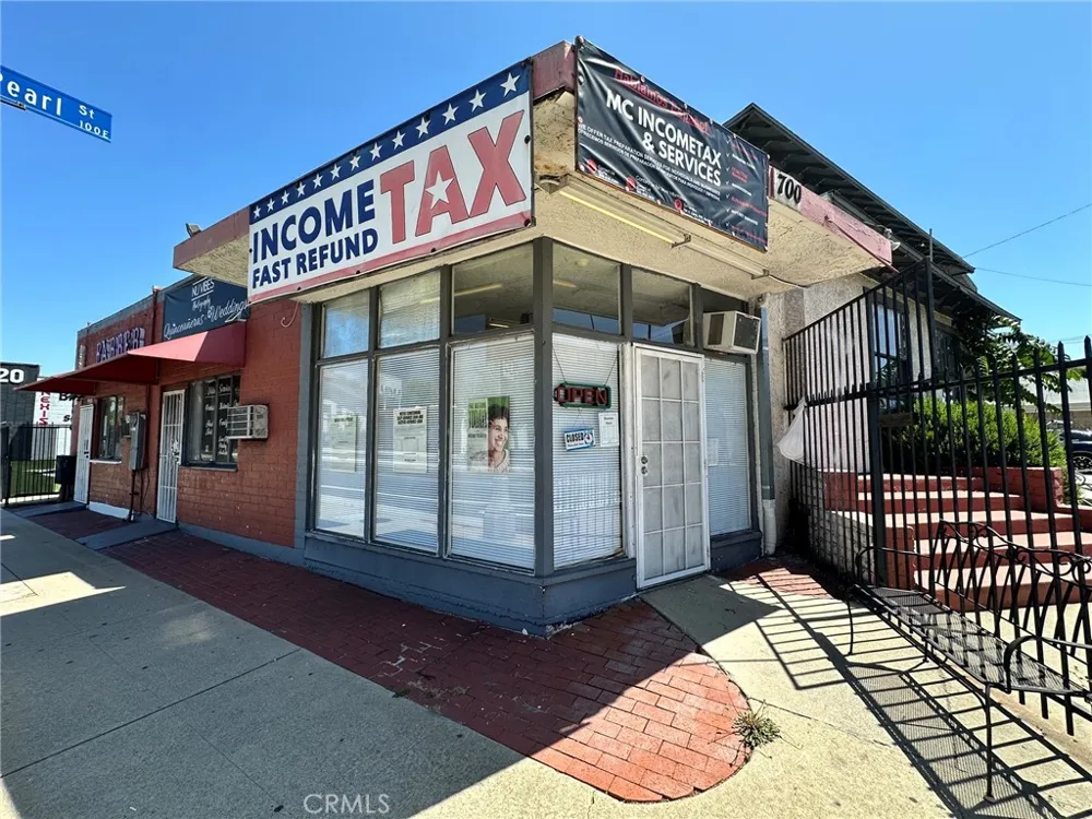 702 Garey Pomona, CA 91767