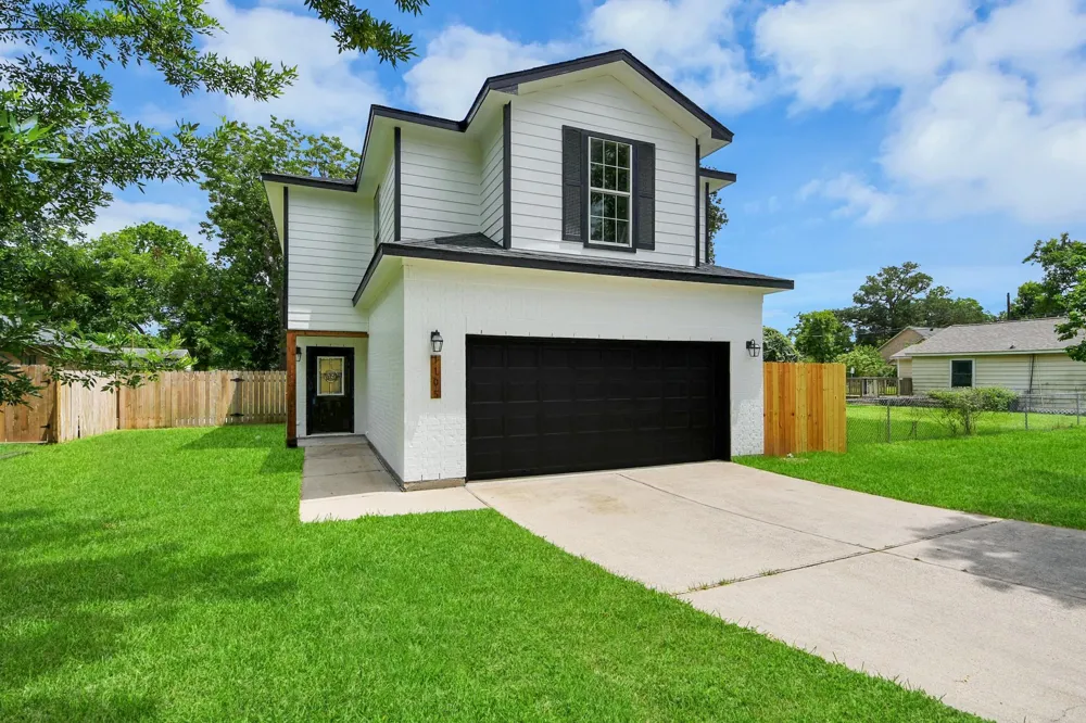1105 E Kyle Road Clute, TX 77531