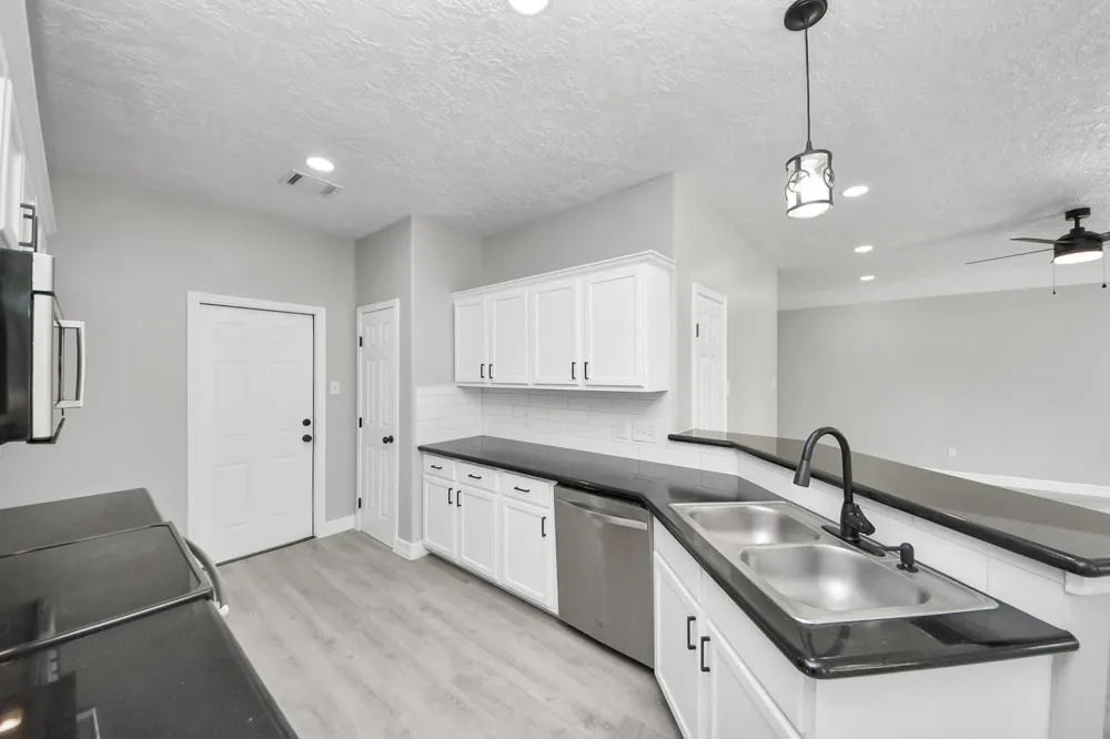 1105 E Kyle Road Clute, TX 77531