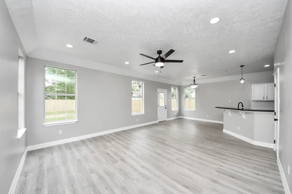 1105 E Kyle Road Clute, TX 77531