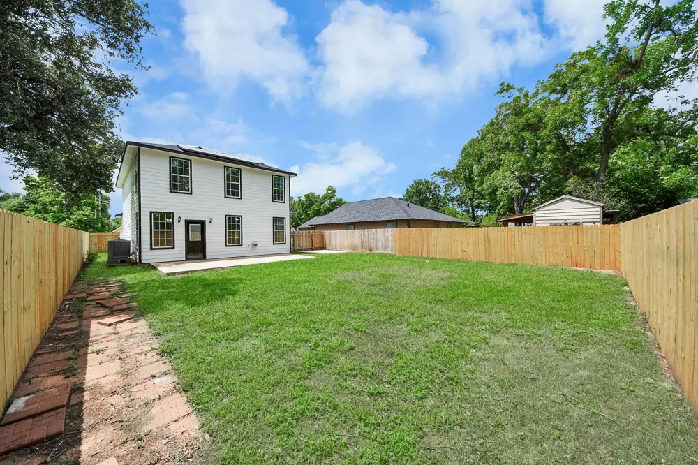 1105 E Kyle Road Clute, TX 77531
