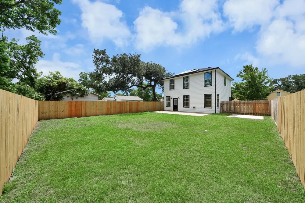 1105 E Kyle Road Clute, TX 77531