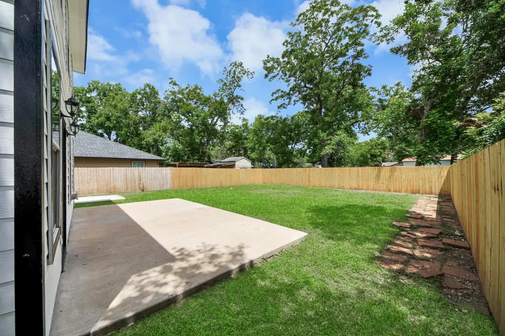 1105 E Kyle Road Clute, TX 77531