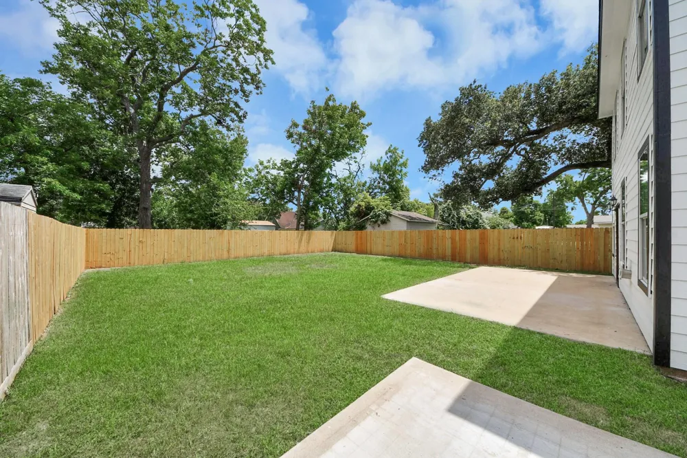 1105 E Kyle Road Clute, TX 77531
