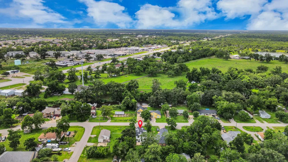 1105 E Kyle Road Clute, TX 77531
