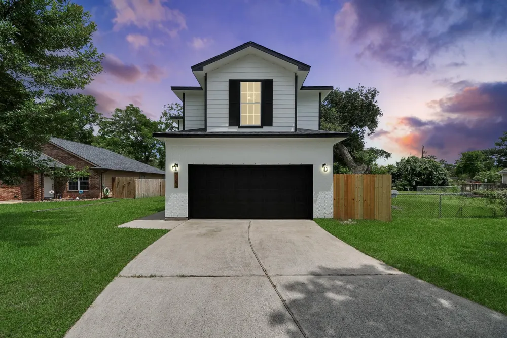 1105 E Kyle Road Clute, TX 77531