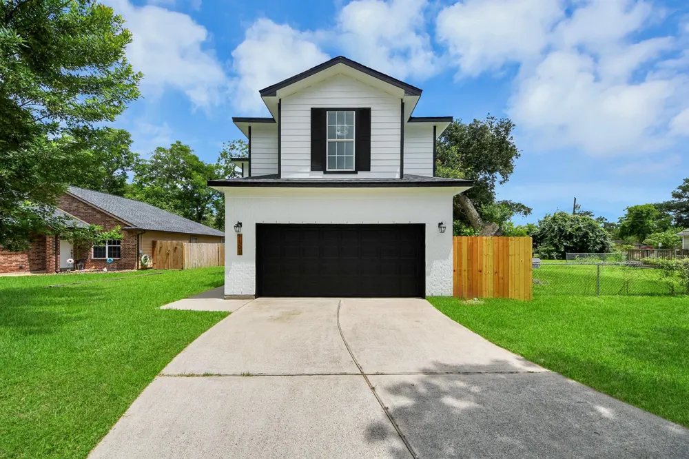 1105 E Kyle Road Clute, TX 77531