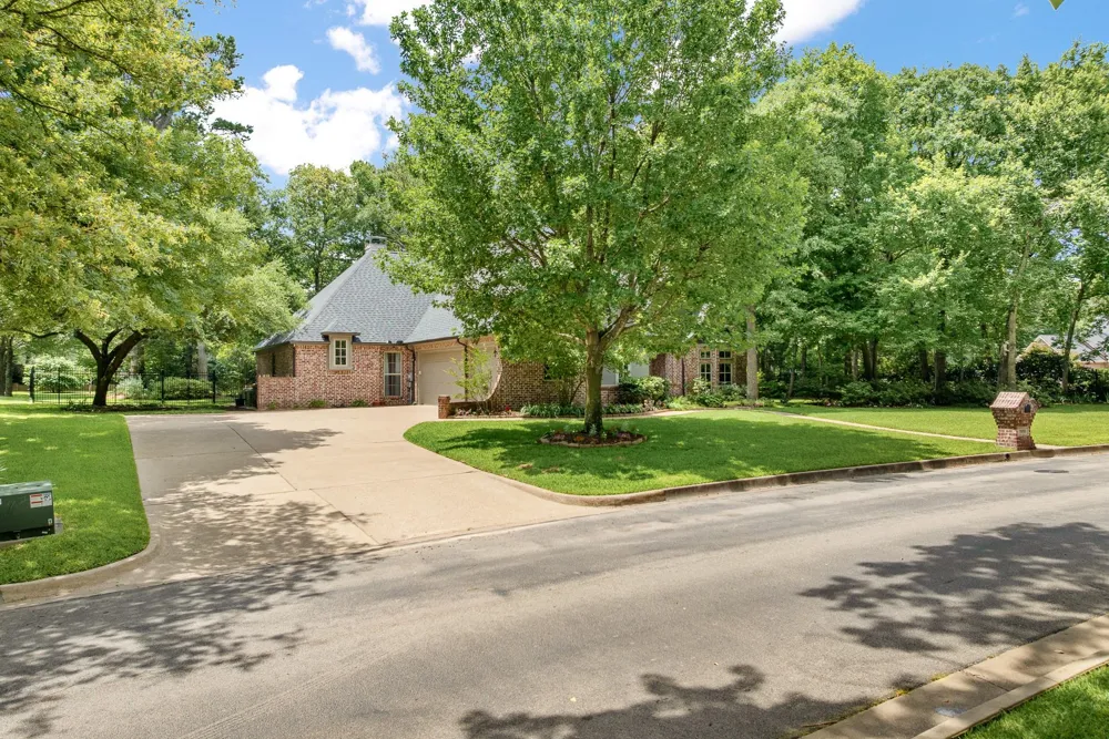 1915 Stonegate Valley Drive Tyler, TX 75703
