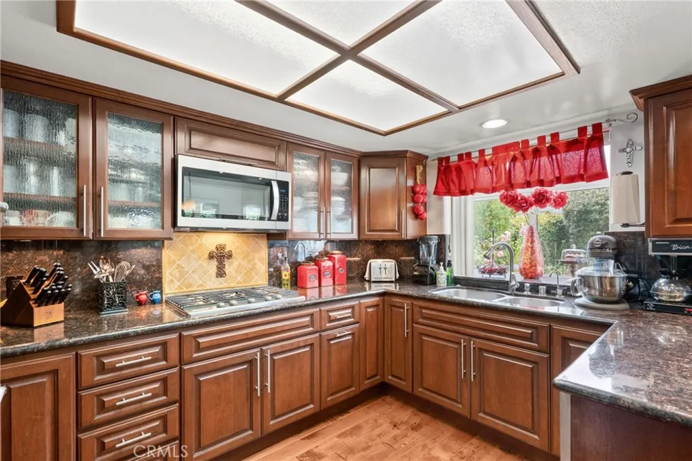 6325 Yolanda Tarzana, CA 91335