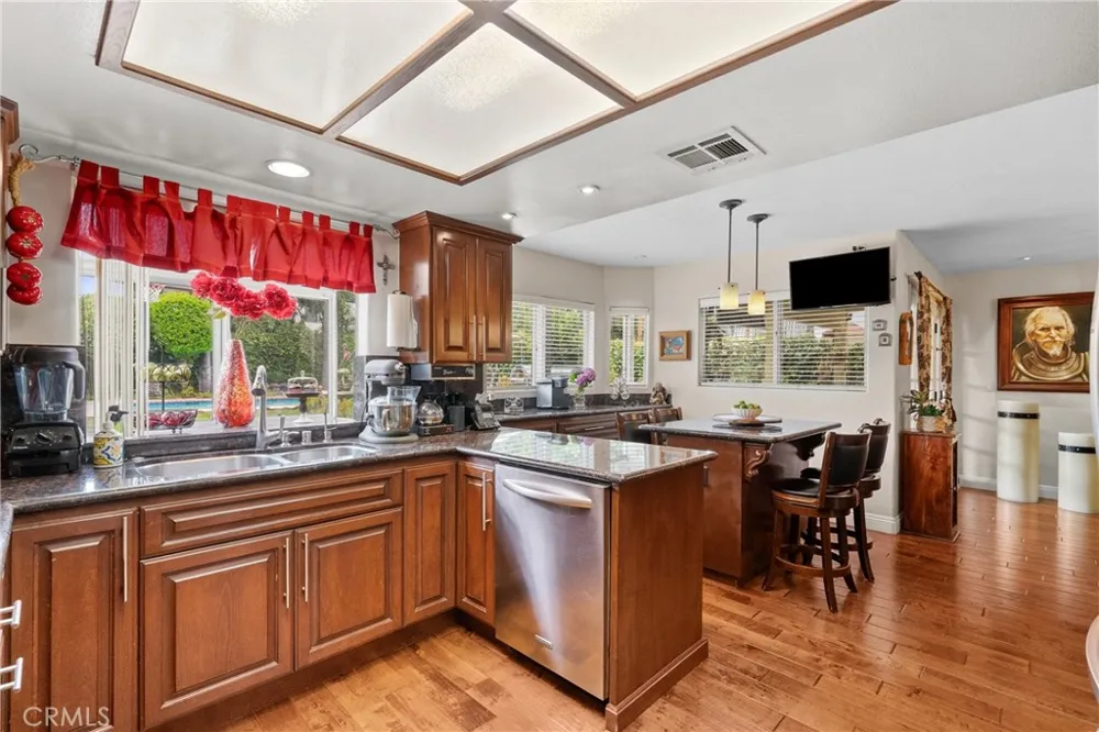 6325 Yolanda Tarzana, CA 91335