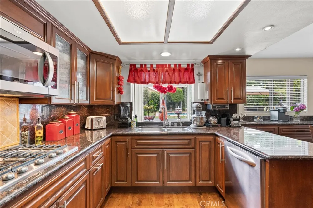 6325 Yolanda Tarzana, CA 91335