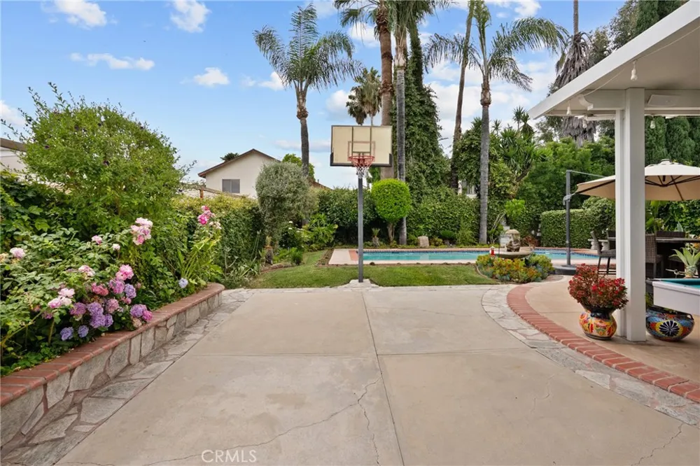 6325 Yolanda Tarzana, CA 91335
