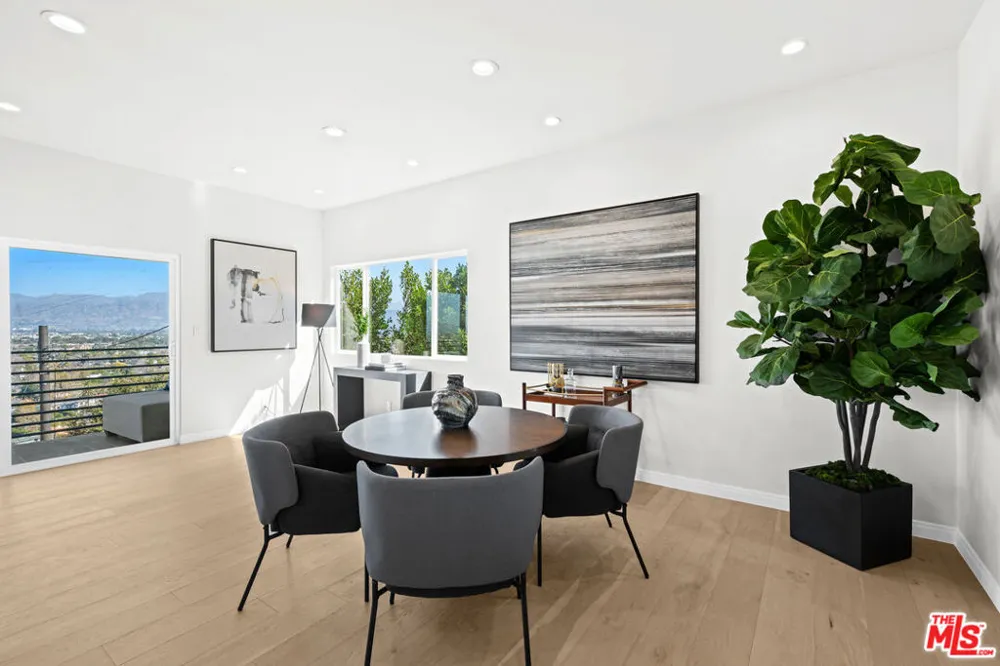 11725 Laurelwood Drive Studio City, CA 91604