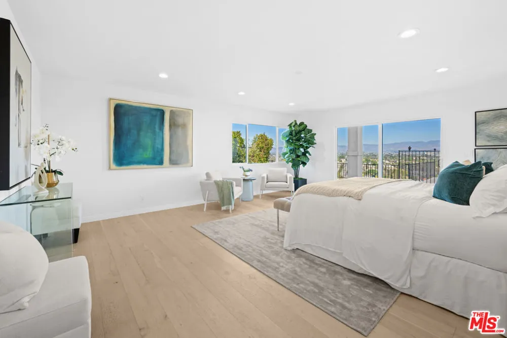 11725 Laurelwood Drive Studio City, CA 91604