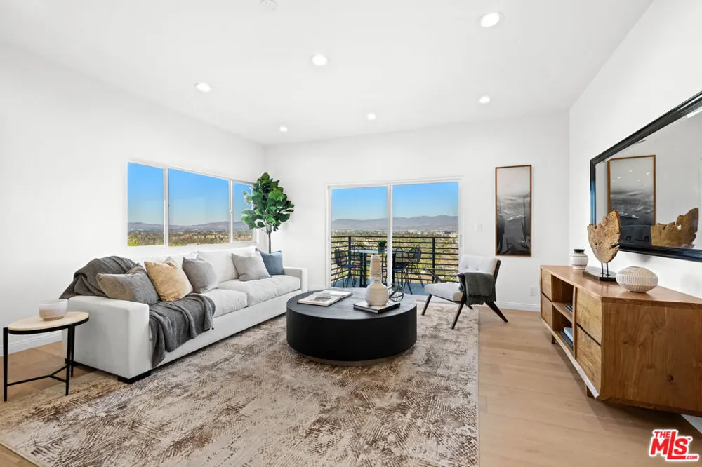 11725 Laurelwood Drive Studio City, CA 91604